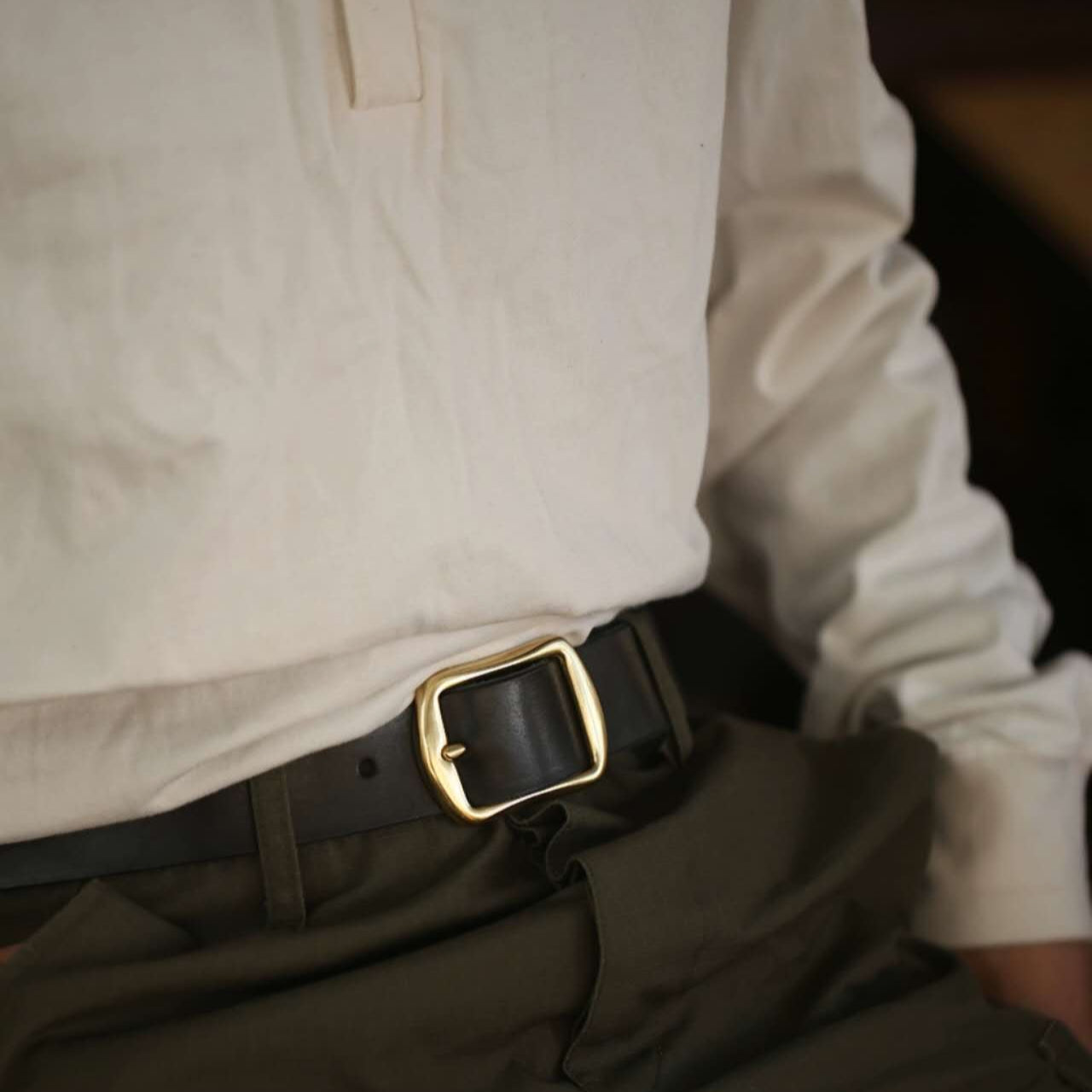 A_man_wears_a_black_belt