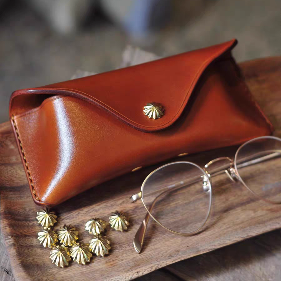 Leather_glasses_case_brown_with_glasses