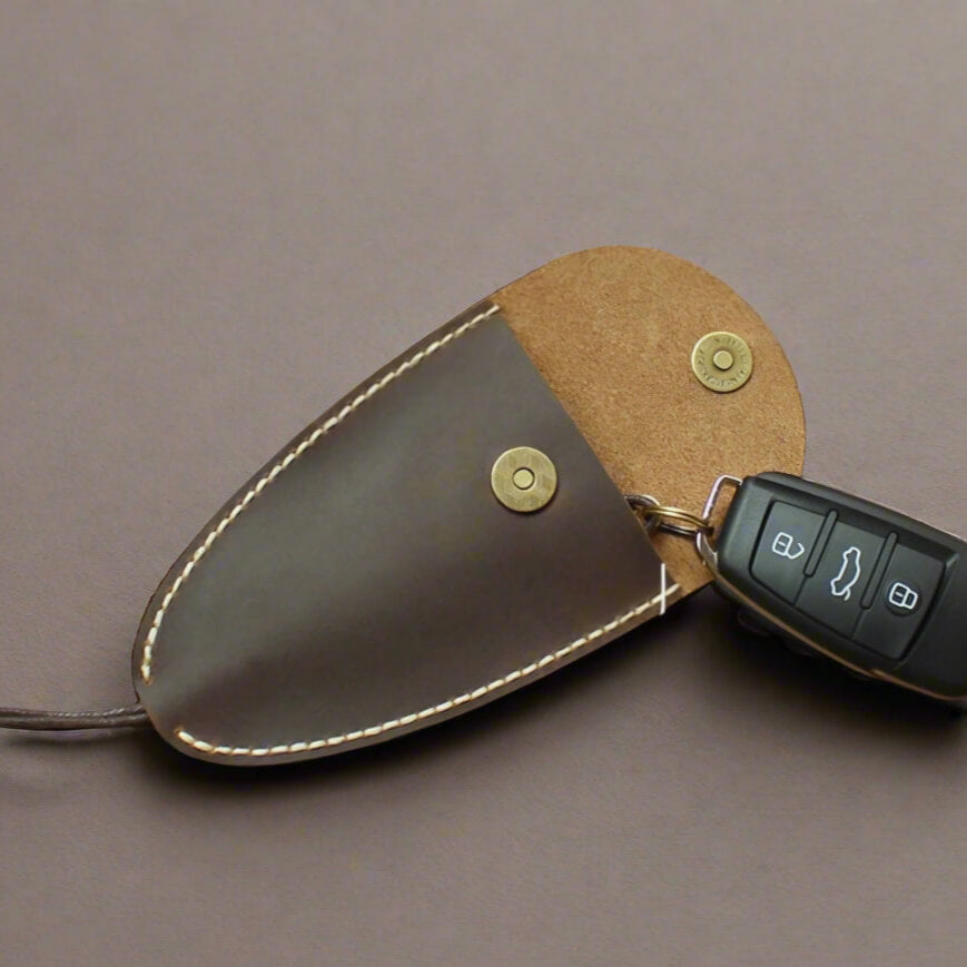Leather_key_holder_chocolate_with_car_key